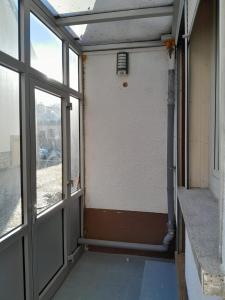 an empty room with a door and windows at Ferienwohnung Belvie in Butzbach