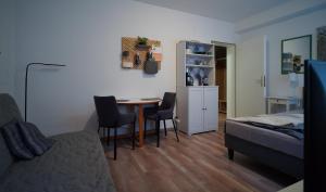 een kamer met een bed en een tafel en stoelen bij Kleines Souterrain Apartment direkt am Park in Wiesbaden