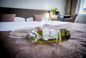 una botella de vino en una mesa en una habitación de hotel en Apartments Embassy by LH en Praga
