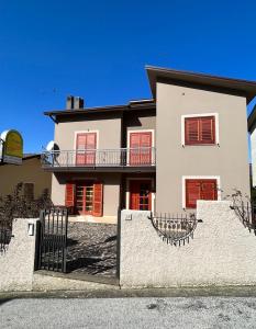 una gran casa blanca con una valla delante en B&B Le Ginestre en Viggianello