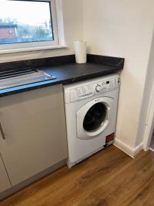 a washer and dryer in a room with a window at Stylish Town House - Modern double room - 4 in Parkside