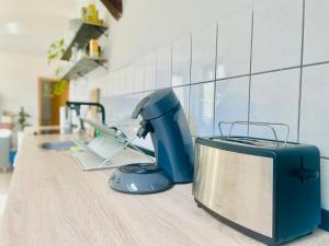un appareil bleu assis au-dessus d'un comptoir de cuisine dans l'établissement (PLANT ROOM 5) Mit Familie oder auch mit Freunde, à Halle-sur-Saale
