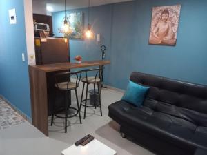 soggiorno con divano e bar di Apartamento Ángel Namaste a Bello