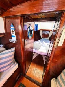 um pequeno barco com uma sala com um quarto em VEGA-Boat House em Ilha da Culatra