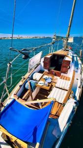 um barco está ancorado na água em VEGA-Boat House em Ilha da Culatra