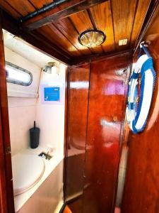 a small bathroom with a toilet and a sink at VEGA-Boat House in Ilha da Culatra