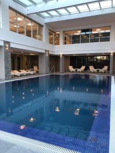 a large swimming pool in a hotel lobby at Miami Boulevard II excelente, a 100 metros del mar in Punta del Este