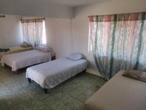 Un pat sau paturi într-o cameră la 15 huespedes a 2min de la feria San Marcos 2023