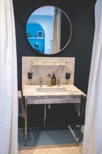 a bathroom with a sink and a mirror at Knusse retreat midden op de Veluwe in Hoenderloo +19 photos