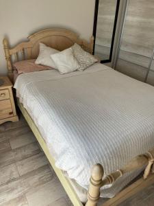 1 dormitorio con 1 cama grande con marco de madera en Departamento Tierras del Malbec en San Rafael