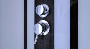 two metal knobs on a wall in a room at Logeerkamer XXL 25 m2 in Zemst