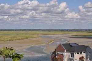 dom z widokiem na rzekę i plażę w obiekcie Le macareux, maison de pêcheur. w mieście Saint-Valéry-sur-Somme