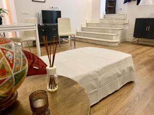 a living room with a table with a vase on it at Casa con giardinetto al centro di Roma in Rome