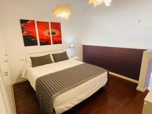 バレンシアにあるPetit Palomar - PalomarGroupのベッドルーム1室(ベッド1台付)が備わります。壁には絵画が飾られています。