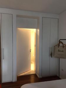 una habitación con dos armarios blancos y una puerta en Studio Belgrano Temporary app en Buenos Aires
