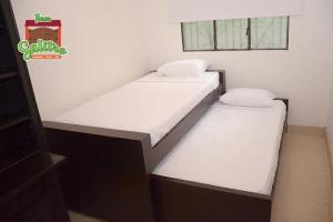 2 camas individuales en una habitación con 3 camas individuales que establece que en Finca Salitre, en Nimaima