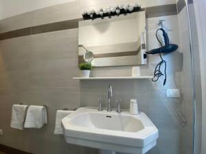 a bathroom with a sink and a mirror and towels at Short Stay Pavia nuovo in città in Pavia +24 photos