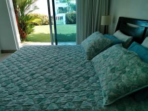 duże łóżko w sypialni z dużym oknem w obiekcie Lulu Village - Beach - Pool - Pet Friendly w mieście Coclé