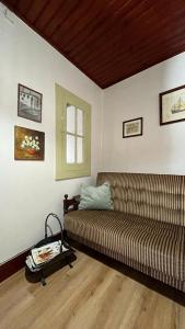 a living room with a couch and a window at Casa do Pelourinho in Coja