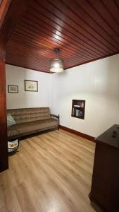 a living room with couches and a wooden ceiling at Casa do Pelourinho in Coja