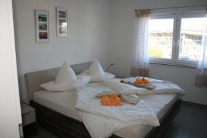 a bedroom with two beds with towels and a window at Ferienwohnung Hochwald 1 in Losheim