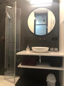 a bathroom with a sink and a mirror at Ferienwohnung Ostsee Timmendorferstrand in Timmendorfer Strand