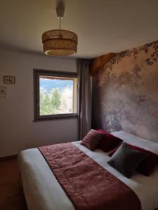 sypialnia z dużym łóżkiem i oknem w obiekcie Chalet Terejo & spa w mieście Ventron