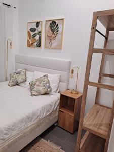 - une chambre avec un lit et une échelle en bois dans l'établissement SEA AIR Alojamento Local, à Nazaré