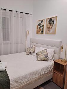 - une chambre avec un lit blanc et 2 oreillers dans l'établissement SEA AIR Alojamento Local, à Nazaré