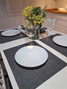 a black and white table with plates and wine glasses at La Encina del Abuelo in La Adrada