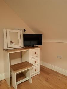 escritorio con TV encima en Glenmore House - ROOM ONLY en Doolin