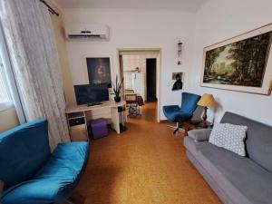 ein Wohnzimmer mit Couch und Fernseher in der Unterkunft Recanto dos Amigos in Praia Grande
