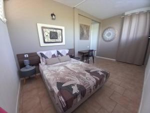 Un dormitorio con una cama grande en una habitación. en La Perle Rose {3 ch. - 6 à 8 pers.}, en Sainte-Rose