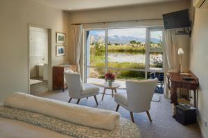 Schlafzimmer mit einem Bett und Seeblick in der Unterkunft Matuka Lodge in Twizel