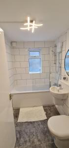 ウェスト・サロックにある1 bedroom service apartment with Netflixのトイレと洗面台付きのバスルーム