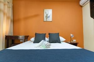1 dormitorio con 1 cama con paredes de color azul y naranja en El Cocobolo Food&Rest Room 6 Bed and Breakfast WiFi AC Pkg gratis, en Liberia
