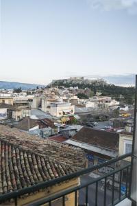 vistas a la ciudad desde el techo de un edificio en Pella Inn Hostel en Atenas