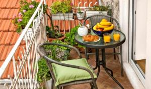 - une table avec un bol de fruits sur le balcon dans l'établissement Apartman Gaby in Center of Split, à Split