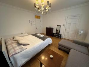 Postel nebo postele na pokoji v ubytování En Suite Room & Private Bathroom, in Marylebone, Paddington #room name is paris#