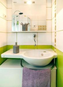 La salle de bains est pourvue d'un lavabo et d'un miroir. dans l'établissement Apartman Gaby in Center of Split, à Split