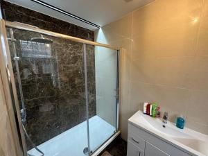 Koupelna v ubytování En Suite Room & Private Bathroom, in Marylebone, Paddington #room name is paris#