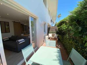 Гостиная зона в Le coeur du Cap d'Antibes - Terrasse - Parking - Wifi +2 фотографии