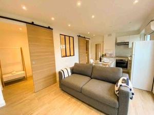 Кухня или мини-кухня в Le coeur du Cap d'Antibes - Terrasse - Parking - Wifi
