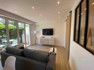 Телевизор и/или развлекательный центр в Le coeur du Cap d'Antibes - Terrasse - Parking - Wifi