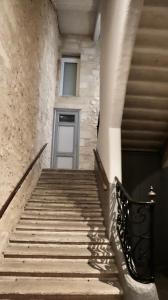 um conjunto de escadas com uma porta num edifício em Koko & Baobab em Bordeaux