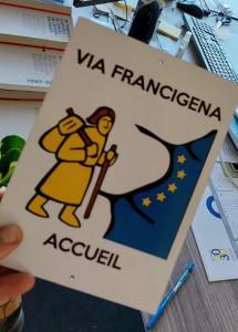 a person holding up a sign that reads va francagencyevocal at gite du chateau de champlitte in Champlitte-et-le-Prélot