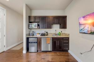 uma cozinha com armários de madeira e uma bancada em Luxurious Woodinville WA Guest Suite for Rent em Woodinville