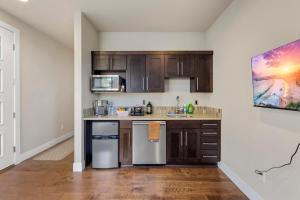 cocina con armarios de madera y encimera en Luxurious Woodinville WA Guest Suite for Rent en Woodinville