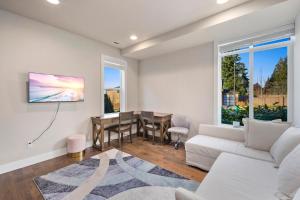 Zona d'estar a Luxurious Woodinville WA Guest Suite for Rent