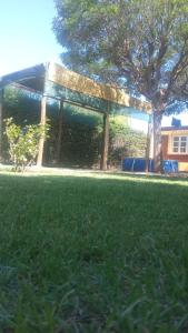 un patio de césped con un pabellón y un árbol en CASA VISTALBA en Luján de Cuyo